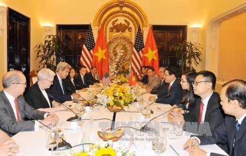  越南政府副总理兼外长范平明与美国务卿约翰·克里举行会谈。