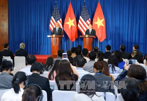越南国家主席陈大光与美国总统奥巴马举行联合记者会。