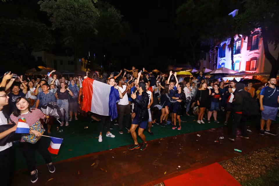法国驻越南大使馆工作人员和在越法侨在法国驻越南大使馆总部观看法国和克罗地亚的决赛。（图片来源：越通社）