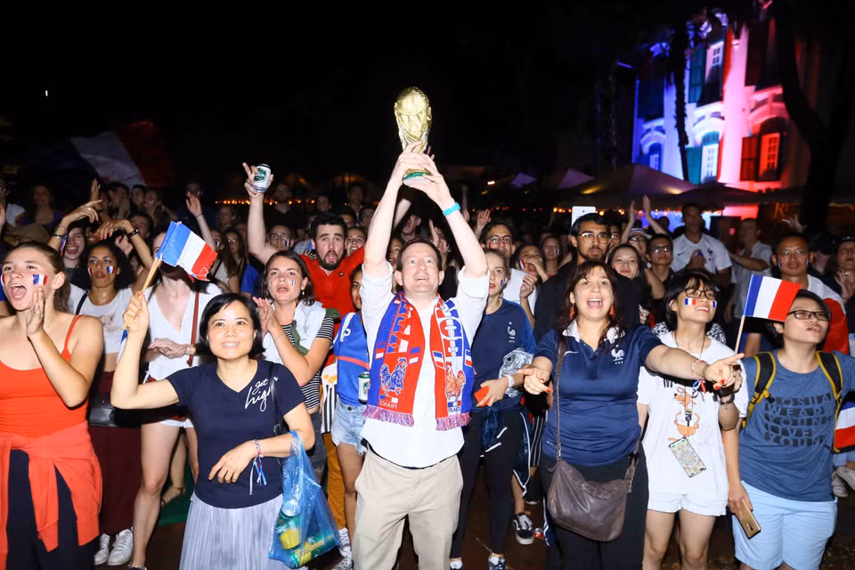 法国驻越南大使馆工作人员和在越法侨在法国驻越南大使馆总部观看法国和克罗地亚的决赛。（图片来源：越通社）