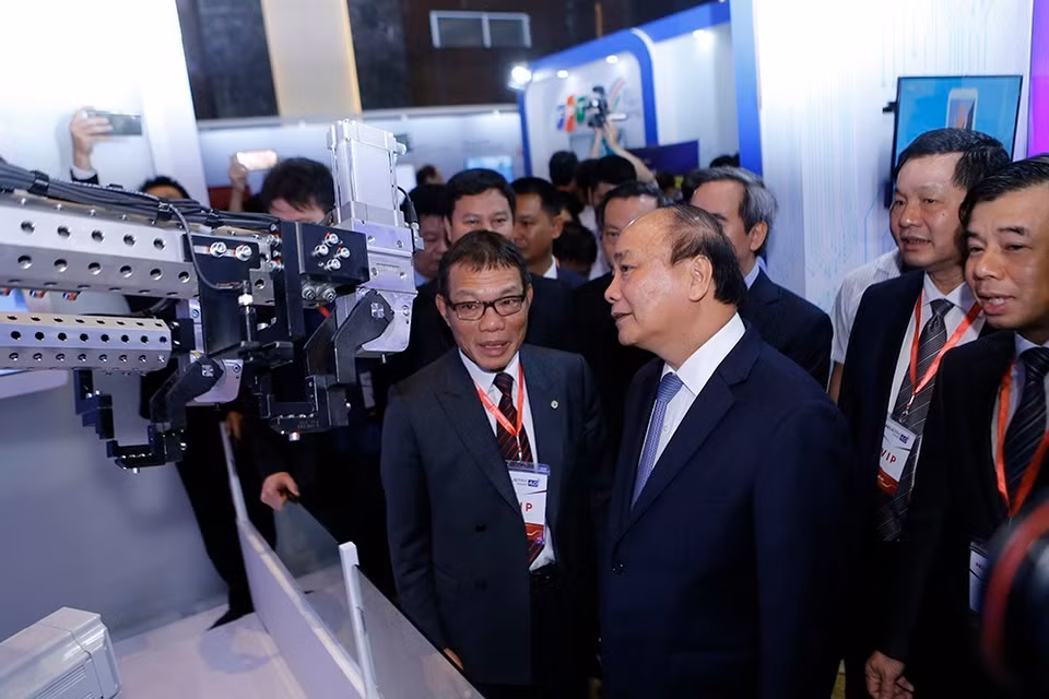 越南政府总理阮春福出席2018年智能工业国际展会。越通社记者 杨江 摄