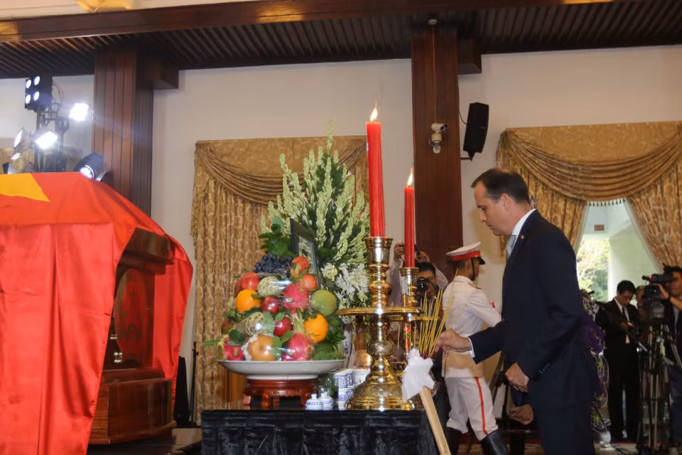 法国驻胡志明市总领事文森特•弗洛雷尼前来吊唁潘文凯。越通社记者 青武 摄