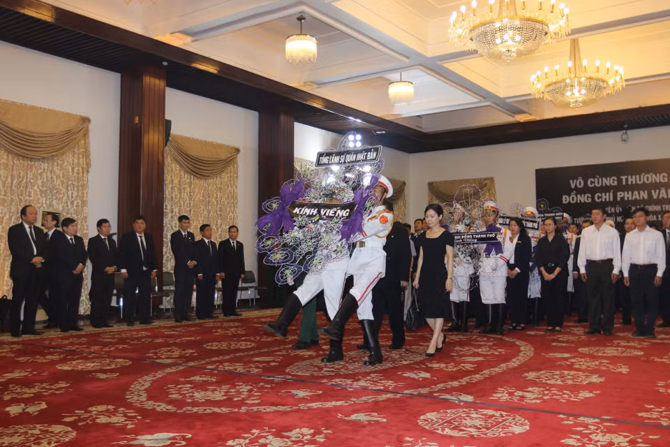 日本驻胡志明市总领事馆代表团前来吊唁潘文凯。越通社记者 青武 摄