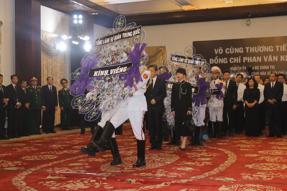 中国驻胡志明市领事馆代表团前来吊唁潘文凯。越通社记者 青武 摄
