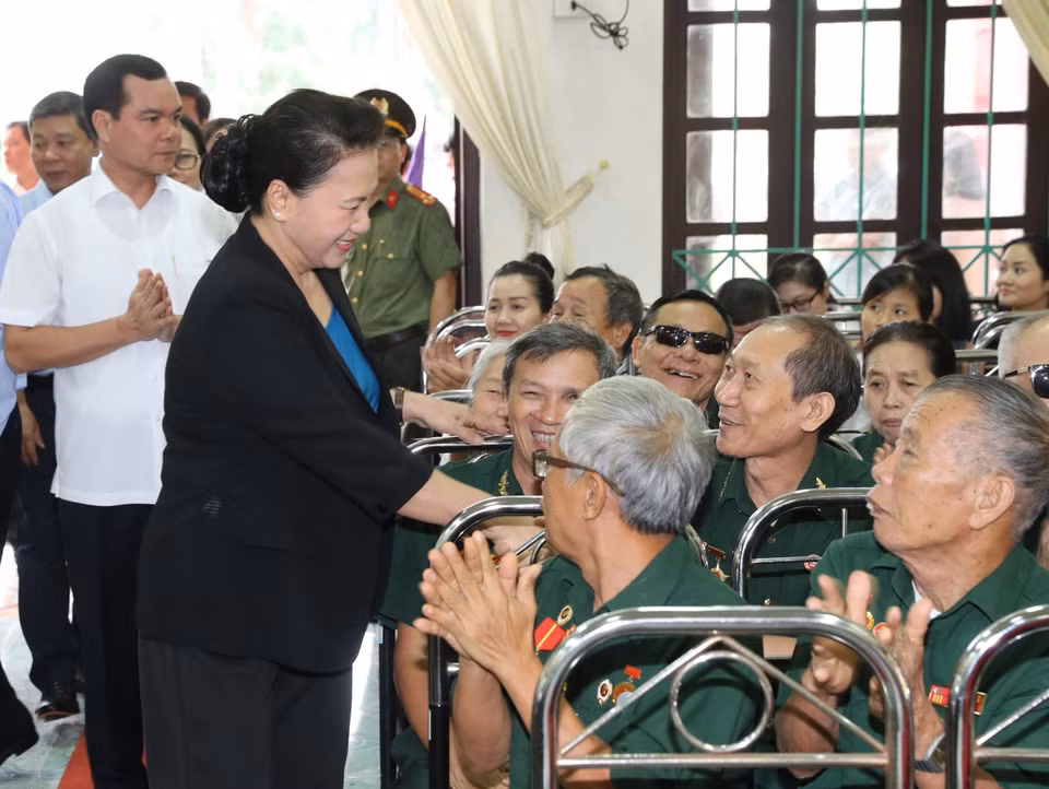 国会主席阮氏金银探访慰问维仙伤残军人疗养中心，并与各位伤残军人致以慰问。越通社记者 仲德 摄