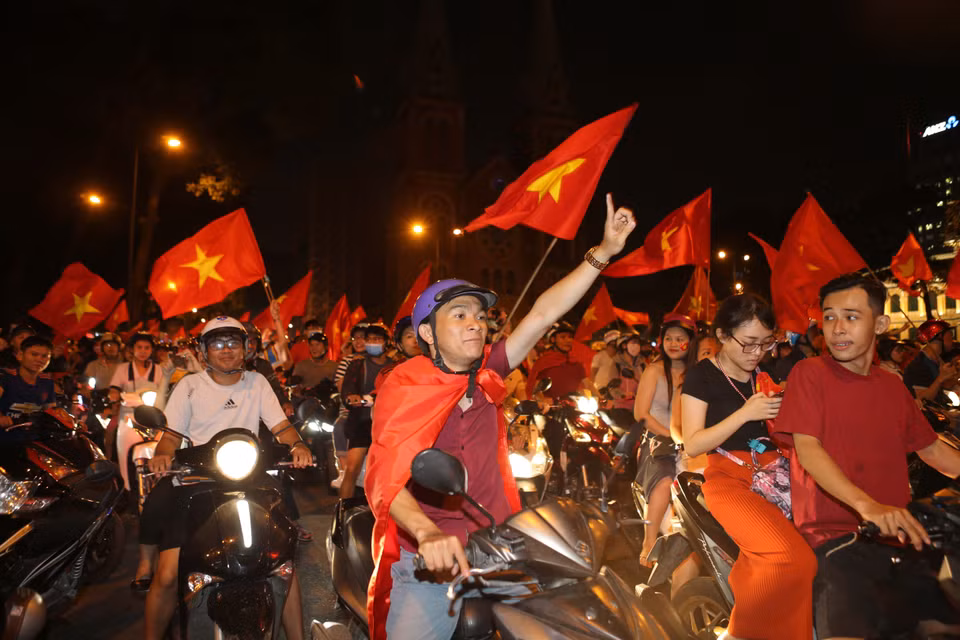越南各地成千上万名足球球迷纷纷涌出家门，欢庆越南队闯进2018年U23亚洲杯决赛。越通社记者光日 摄