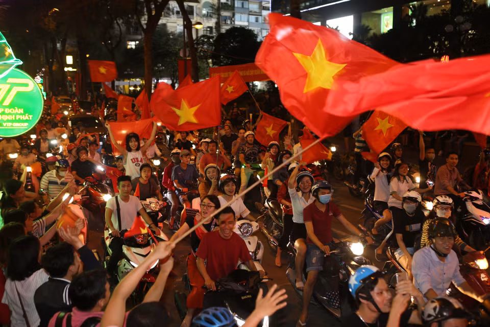 越南各地成千上万名足球球迷纷纷涌出家门，欢庆越南队闯进2018年U23亚洲杯决赛。越通社记者光日 摄