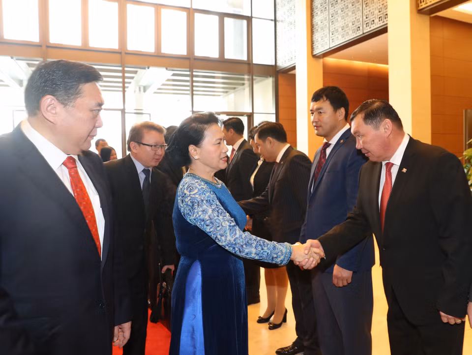越南国会主席阮氏金银与蒙古国家大呼拉尔代表握手。（图片来源：越通社）