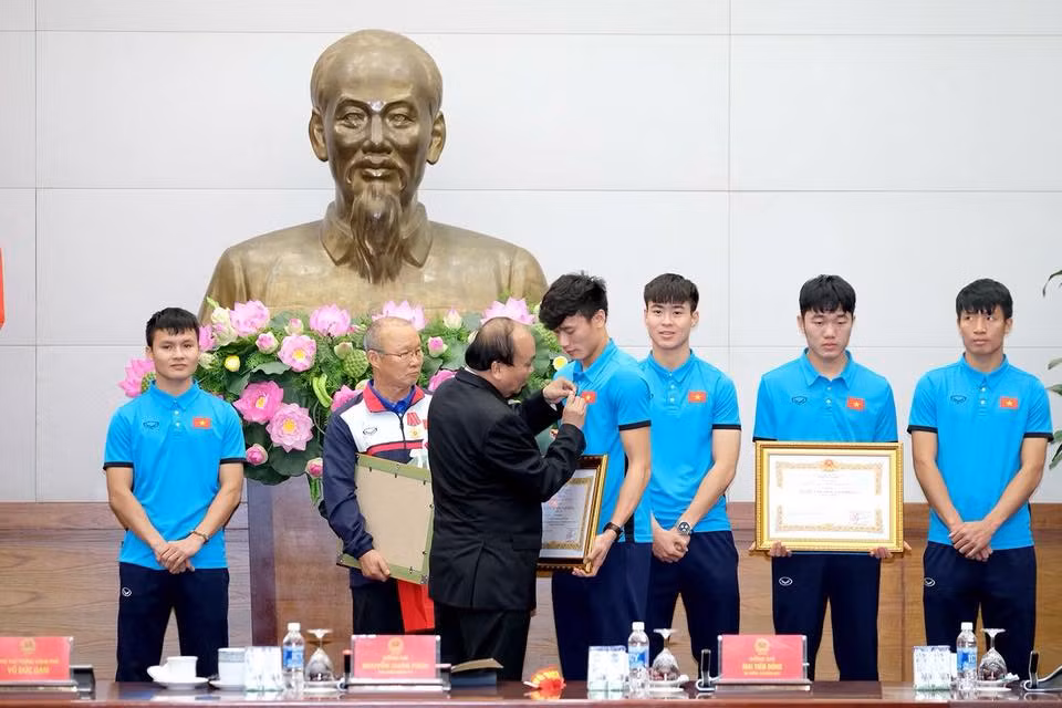 政府总理阮春福向越南U23球队授予三等劳动勋章 。越通社记者 统一 摄
