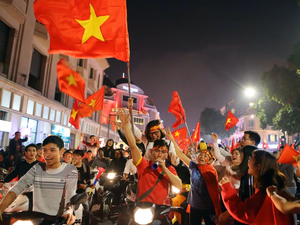 越南各地成千上万名足球球迷纷纷涌出家门，欢庆越南队闯进2018年U23亚洲杯决赛。越通社记者光日 摄