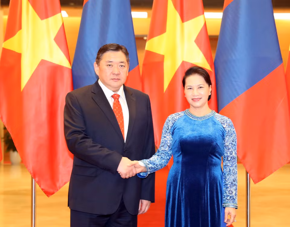 越南国会主席阮氏金银(右）与蒙古国家大呼拉尔主席恩赫包勒德。（图片来源：越通社）