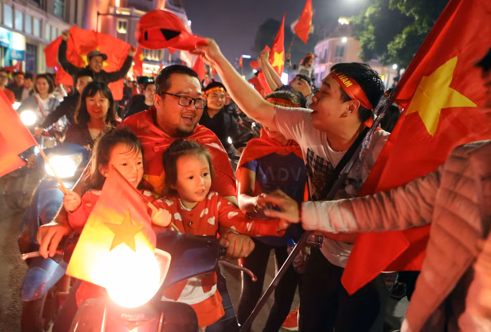 越南各地成千上万名足球球迷纷纷涌出家门，欢庆越南队闯进2018年U23亚洲杯决赛。越通社记者光日 摄