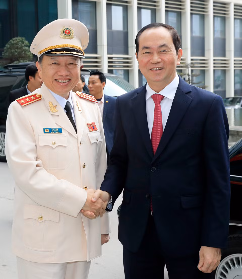 越南公安部张苏林（左）迎接陈大光主席。越通社记者 颜创 摄