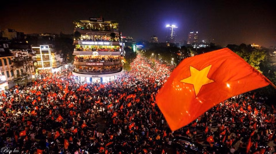 越南各地成千上万名足球球迷纷纷涌出家门，欢庆越南队闯进2018年U23亚洲杯决赛。（图片来源：因特网）