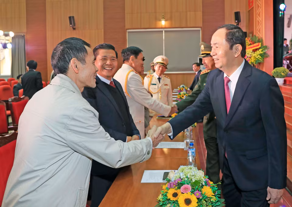 陈大光和与会代表握手。（图片来源：越通社）