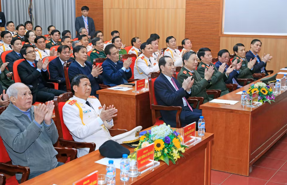 陈大光和与会代表。（图片来源：越通社）