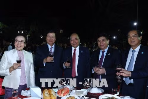 阮春福与通伦·西苏里出席2018戊戌年迎新春见面会。越通社记者 统一 摄 