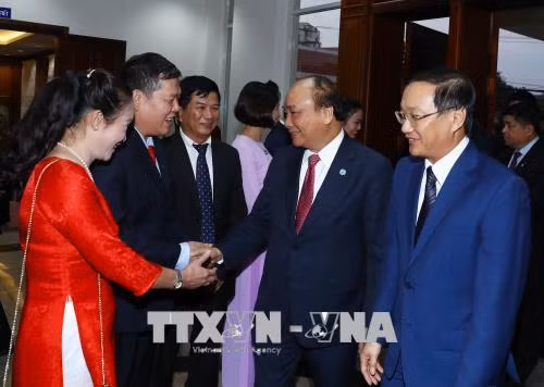阮春福与越南驻老挝大使馆工作人员交谈。越通社记者 统一 摄