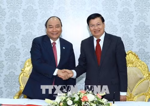 越南政府总理阮春福（左）与老挝政府总理通伦·西苏里。越通社记者 统一 摄