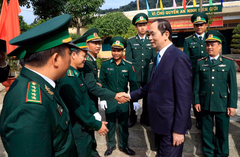 陈大光一行来到昆嵩省边防部队指挥部若凯（Rờ Kơi ）边防哨所，向在岗干部和战士们致以节日问候和美好祝福。 越通社记者 颜创 摄