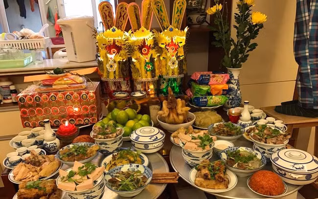 祭灶节这天，各家准备饭菜、礼物或烧纸，恭送灶神上天。（图片来源：因特网) 