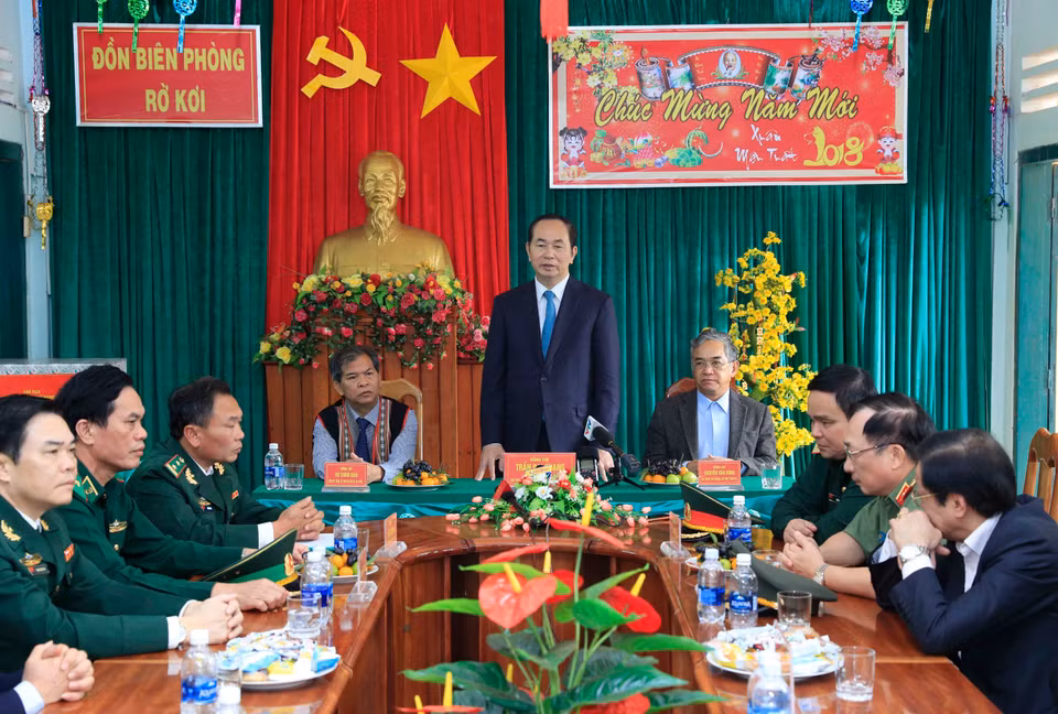 陈大光在与战士们见面时发表讲话。（图片来源：越通社）