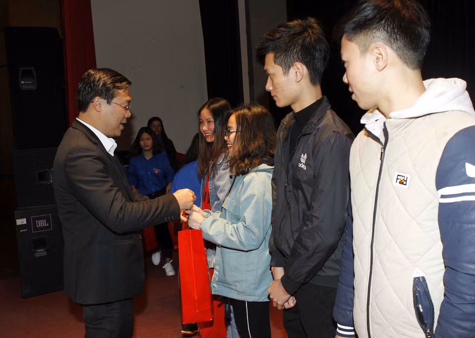 越南大学生协会领导代表向贫困学生赠送慰问品。越通社记者 文碟 摄