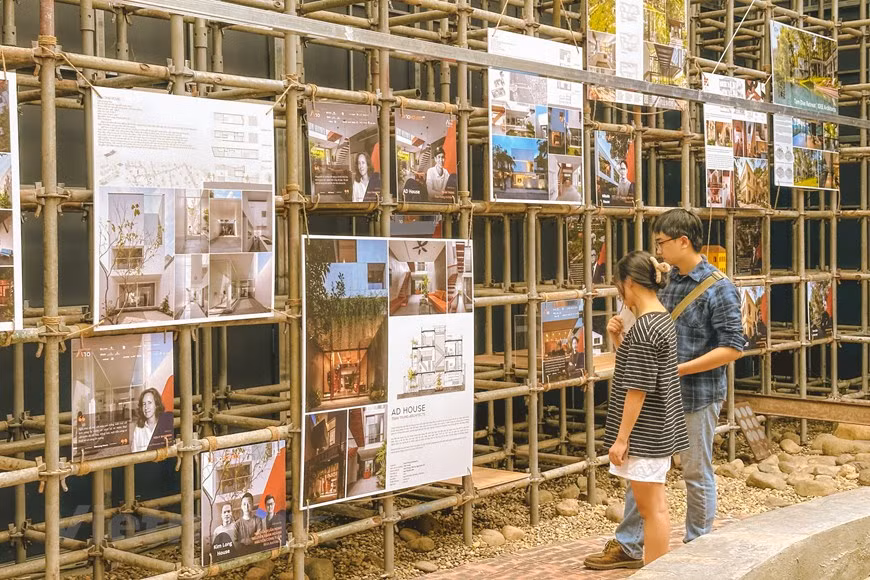 镜屋里，组委会向公众推介了荣获Pavilion奖的20个最具代表性建筑工程。图自 Vietnam+