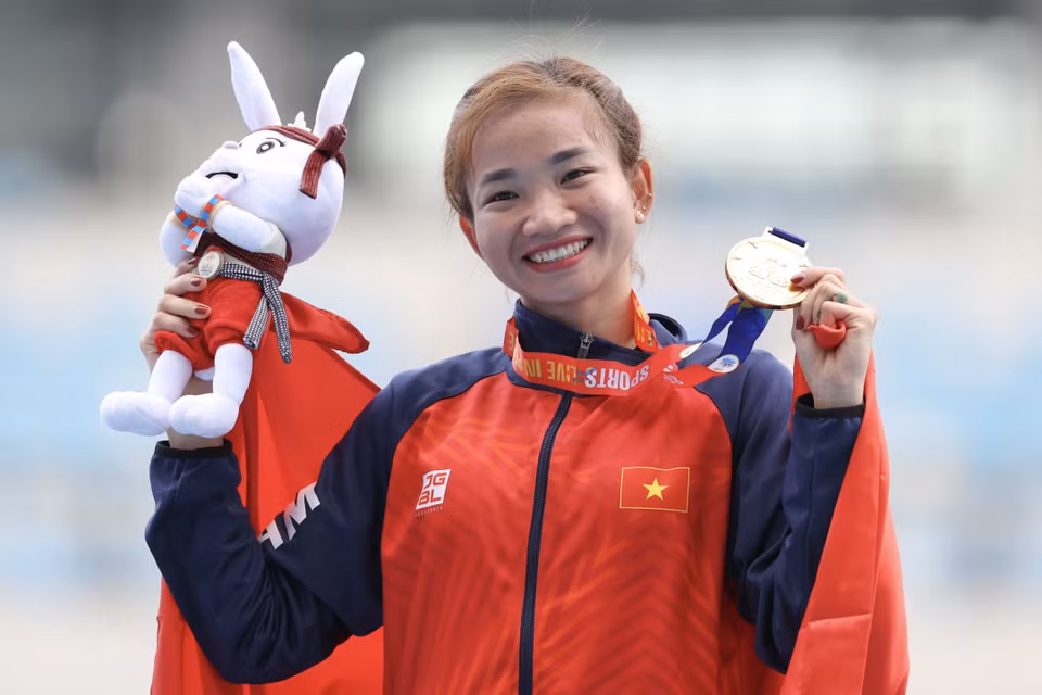 在5月9日的比赛中，越南运动员阮氏莺在女子3000米障碍赛跑中获得金牌。图自越通社