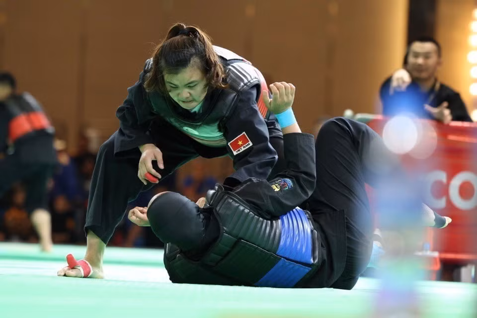 越南选手光氏秋义在班卡苏拉Tanding E赛项(女子65-70kg)决赛中以优秀的成绩战胜了印尼选手Nia Larrasati，赢得金牌。图自越通社