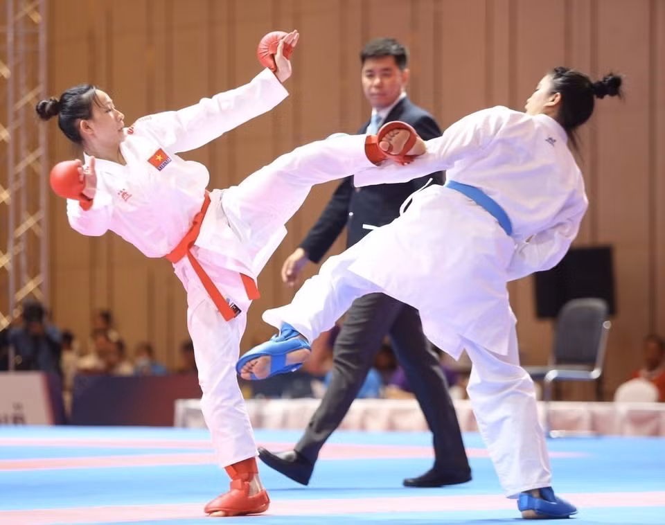 越南空手道队在女子组手（Kumite-对战）团体赛决赛中战胜了来自菲律宾的对手，再夺一枚金牌。图自越通社