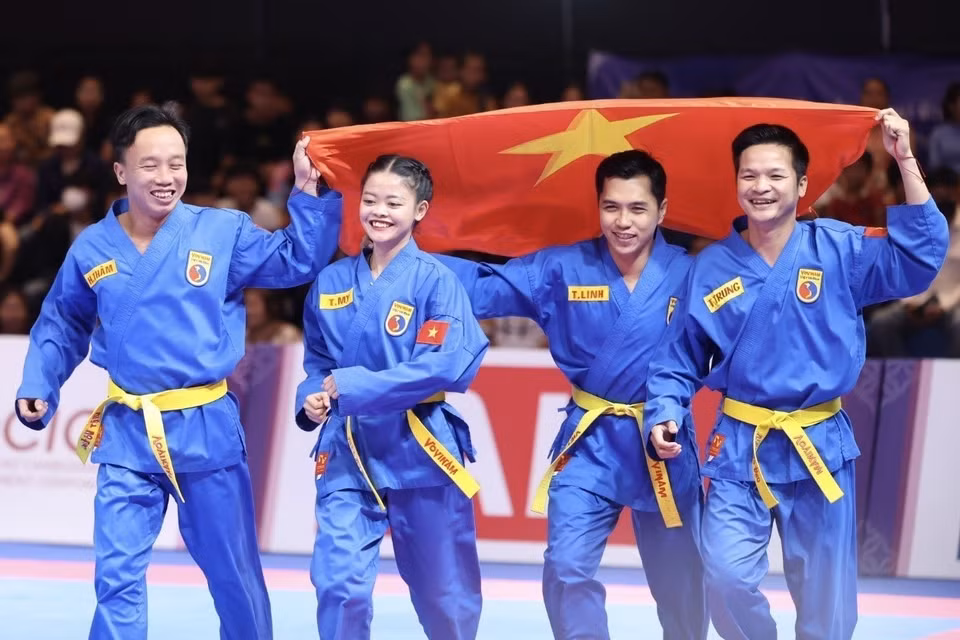 选手林氏垂昧、黎全忠、段黄深和林智玲在一空手女对三武器男赛项中得分272分，夺得金牌。图自越通社