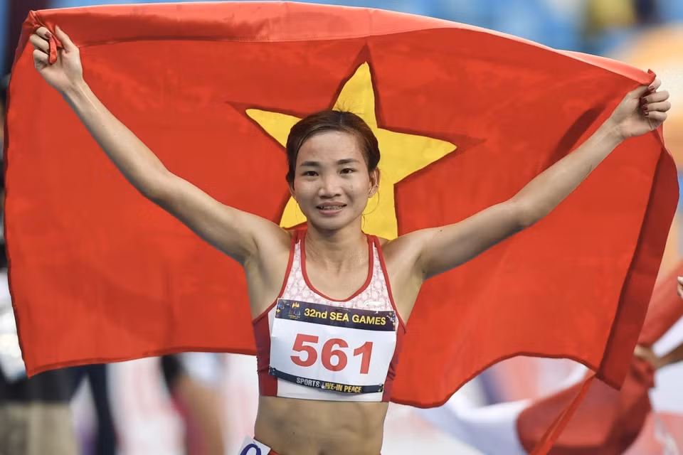 越南田径运动员阮氏莺在女子 10000 米赛项中以 35 分 11 秒 53 的成绩夺得金牌。图自越通社