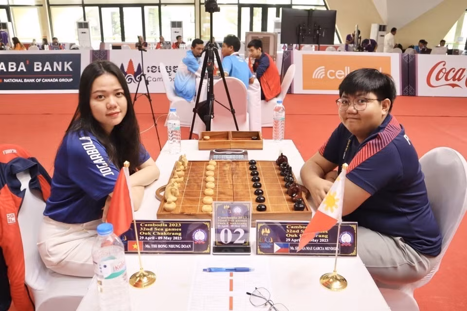 越南选手段氏红戎击败菲律宾选手，摘得高棉象棋金牌。图自越通社