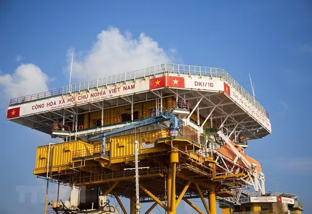 福秦浅谈集群中的 DK1/16钻井平台。图自越通社