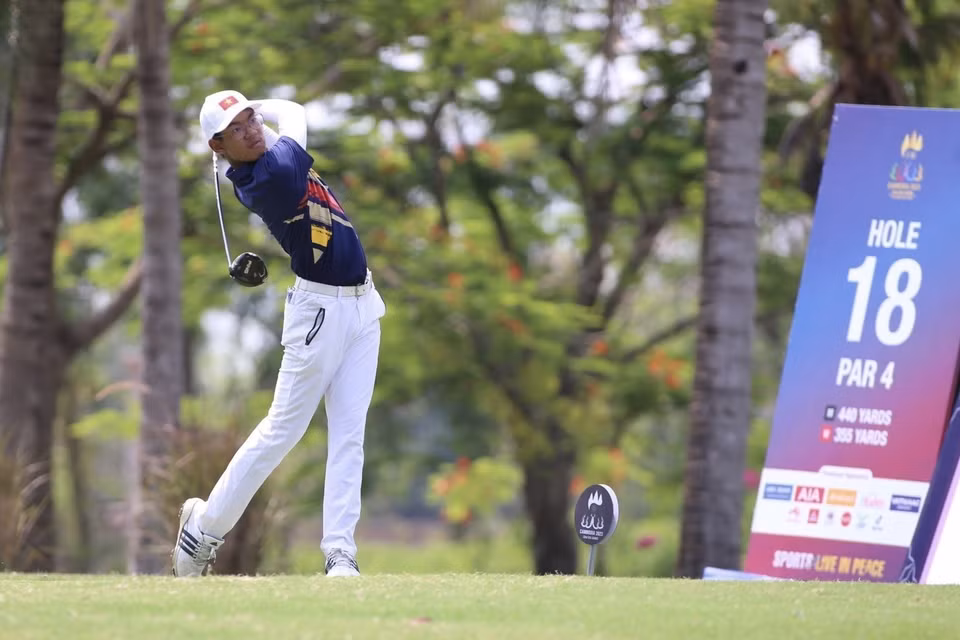 高尔夫球手黎庆兴（15岁）以低于标准杆13杆的成绩击败区内强手，获得第32届东运会男子个人金牌。图自越通社