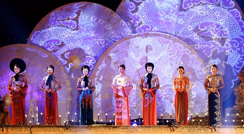 由德雄设计师设计的作品集《神圣之山》。（图片来源：人民报网）