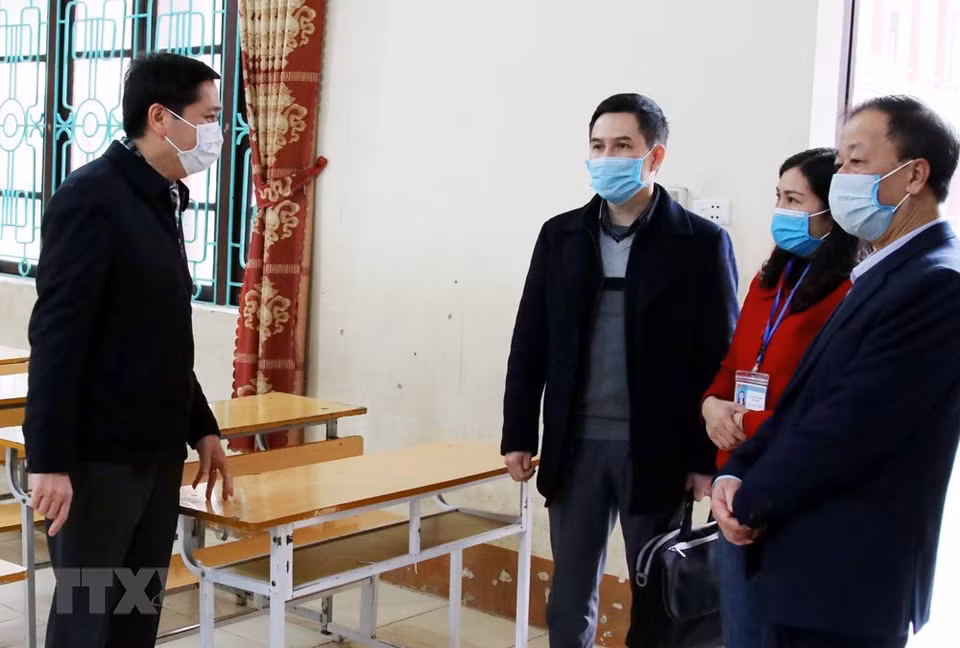 谅山省人民委员会副主席阮龙海在谅山省高录县某所学校检查防疫工作。（图自越通社）