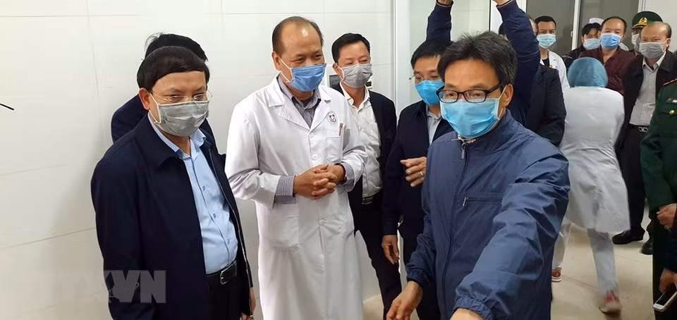 政府副总理武德儋检查广宁省新型冠状病毒感染肺炎疫情预防工作。（图自越通社）