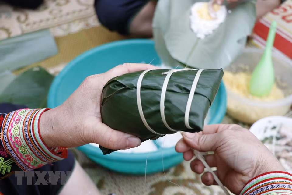 形状较为特别的粽子展现了红瑶族妇女的勤劳。越通社记者 俊英 摄