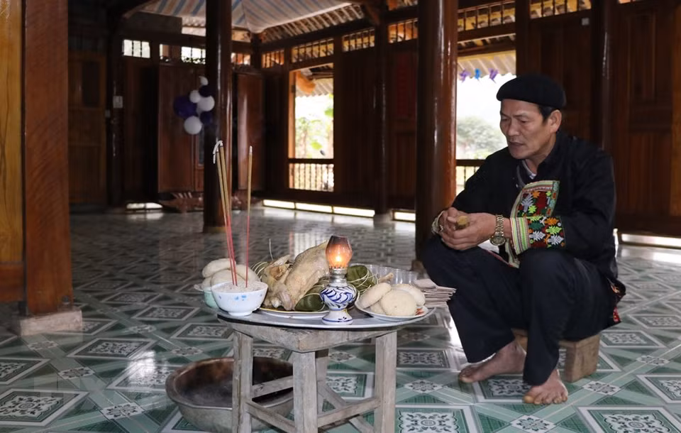 巫师代表家主行礼，邀请已故亲人、祖先一起回家过年。越通社记者 俊英 摄