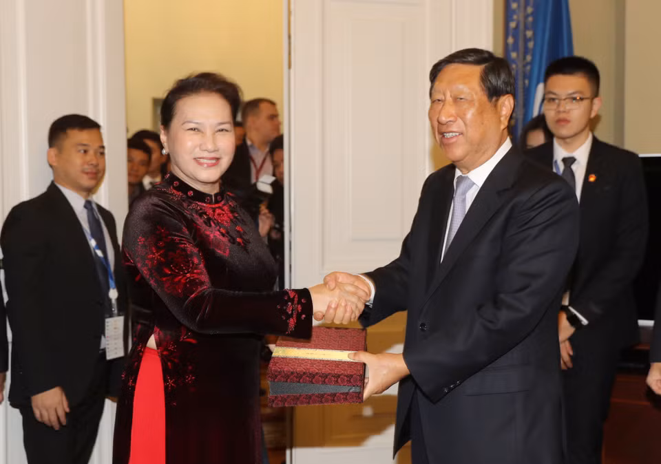 阮氏金银会见中国全国人大常委会副委员长张平。越通社记者 仲德 摄