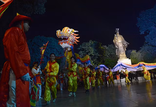舞蹈艺术家为首都居民及四方游客表演了别有风趣且富有升龙地区传统的精彩舞蹈节目（图片来源：越南《人民报》）