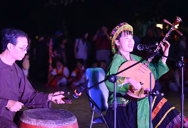舞蹈艺术家为首都居民及四方游客表演了别有风趣且富有升龙地区传统的精彩舞蹈节目（图片来源：越南《人民报》）