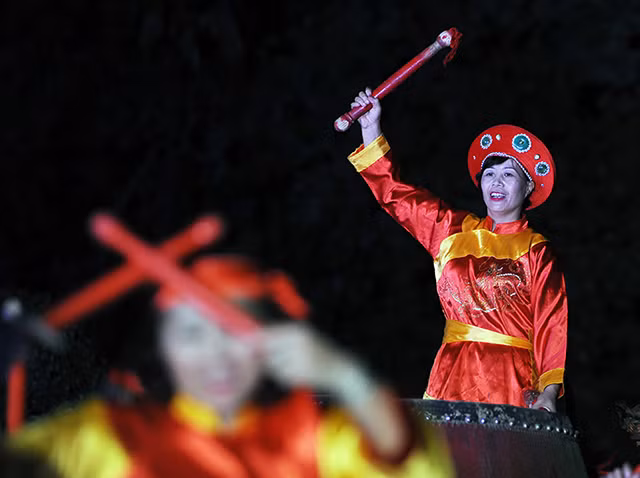 舞蹈艺术家为首都居民及四方游客表演了别有风趣且富有升龙地区传统的精彩舞蹈节目（图片来源：越南《人民报》）