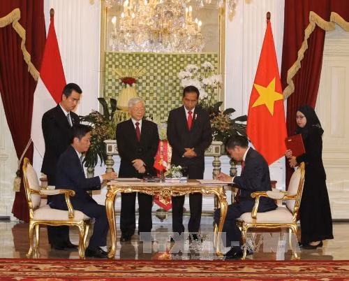 两位领导共同见证越南工贸部和印尼能源和矿产资源部之间关于煤炭领域的合作备忘录的签字仪式。（图片来源：越通社）