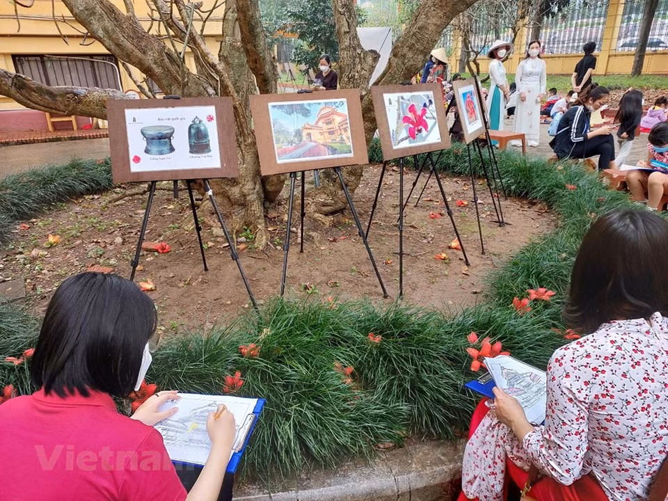 参加题为“伯古——木棉花季”的欣赏木棉花和体验国家历史博物馆一些活动的新旅游线路时，游客进一步了解国家历史博物馆自20世纪的独特建筑风格。越南国家历史博物馆既是一座美丽的建筑，又有着内涵丰富的展区，展示多种专项和专题文物。它既保存历史的精华，又展现出民族历史文化的自豪感和传统价值，也是吸引大批游客的旅游景点。图自Vietnam+