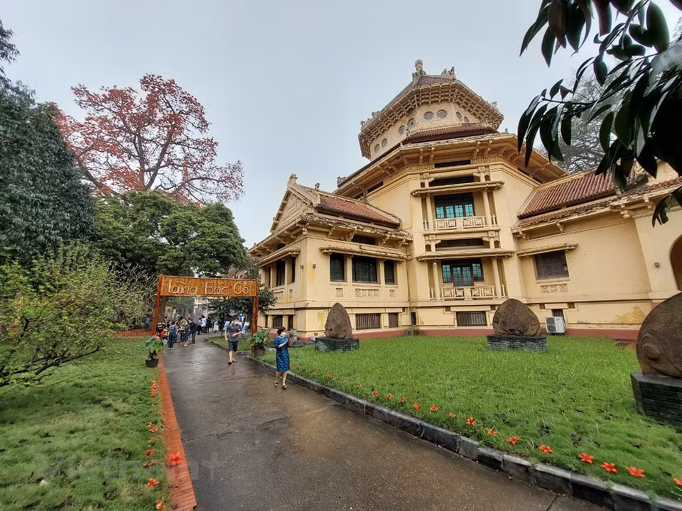 路易斯•菲诺博物馆隶属法国远东学院。博物馆展品数量繁多，总数约20万件，年代上至新石器时期，下至阮朝，均在主楼展出，根据时间顺序展示。博物馆的展览突出了共产主义，并形容法国殖民者生性残暴。为了推广越南古往今来的历史，博物馆在2003年9月至2004年11月期间与比利时皇家美术博物馆和奥地利维也纳民族学博物馆合作，在比利时和奥地利举行题为“越南——过去与现在”的大型展览，展出450件文物（416件为越南博物馆藏品，34件为8家欧洲博物馆的藏品）。图自Vietnam+