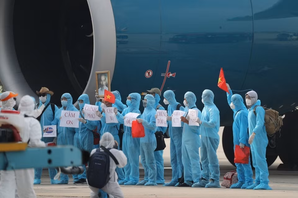 记者们在内排国际机场进行报道将在赤道几内亚的越南公民接回国的航班已经安全抵达河内。图自越通社