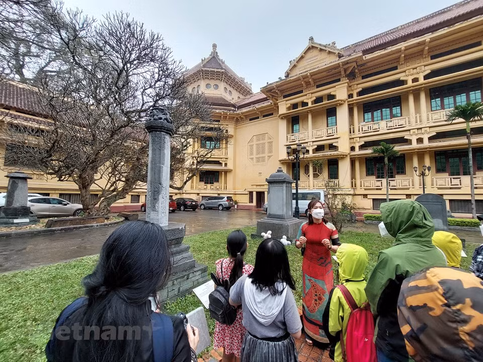 博物馆中央穹顶的设计与古塔相仿，展厅的重檐和阳台也有通风和遮阳的作用。博物馆的展厅面积超过2200平方米，分为四个展区和三个展览室。第一展区的主题是史前时期的越南历史，展示了旧石器时代、新石器时代的人类活动，以及同期越南与其他地区的文化交流。第二展区的主题是“首次建国时期”的越南历史，介绍了公元前1000年至公元100年期间在越南北方出现过的史前文化，包括东山文化，以及沙黄文化、澳盖文化等。第三展区的主题是公元1世纪至10世纪的越南历史，第四展区的主题是公元10世纪至20世纪中的越南历史。图自Vietnam+